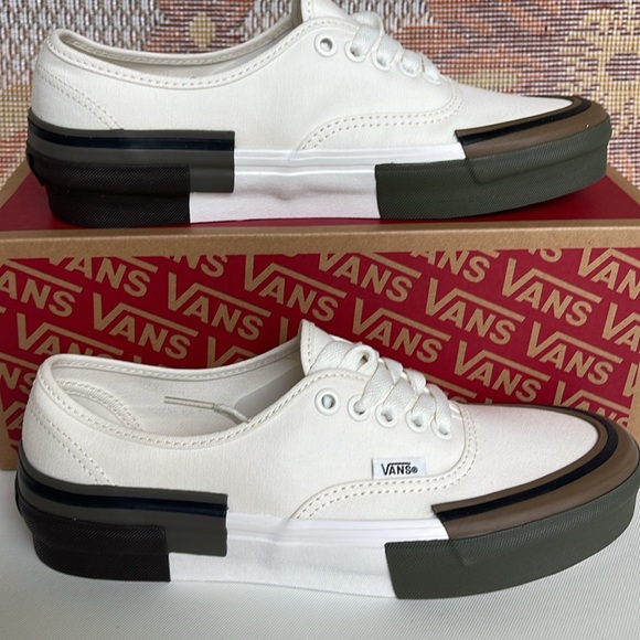 Vans WMNS Authentic Rearrange
Utility Block Blanc De BIack
VN000CSAJVY
Sneakers - Picture 5 of 16